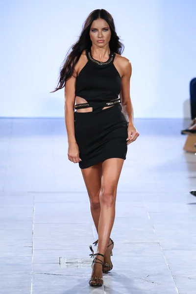 Adriana Lima walks Carmen Steffens runway — Stock Photo, Image