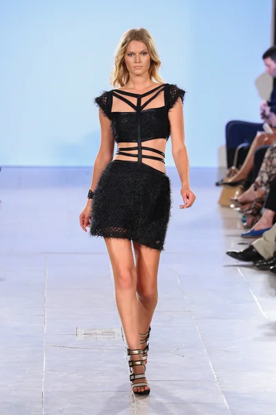 Toni Garrn walks Carmen Steffens runway — Stockfoto