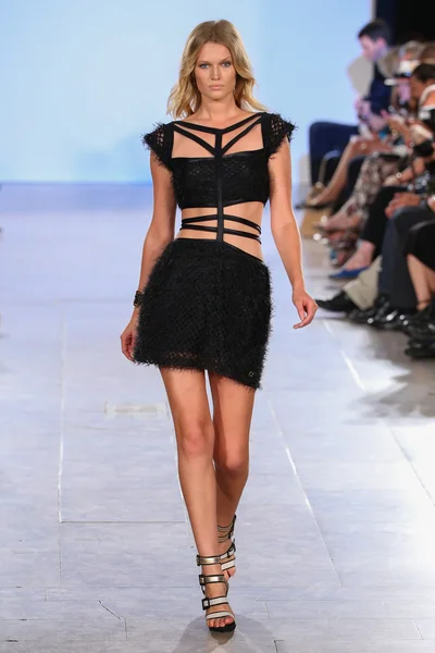 Toni Garrn walks Carmen Steffens runway — Stockfoto