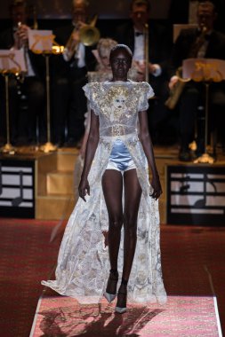 New York, Ny - 17 Eylül: Alek Wek, 2016 İlkbahar New York Moda Haftası sırasında Marc Jacobs gösterisi sırasında podyumda yürüyor: 17 Eylül 2015'te New York'taki Ziegfeld Tiyatrosu'ndaki gösteriler.