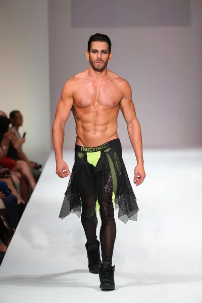 Marco Marco desfile de moda Primavera 2016 — Foto de Stock