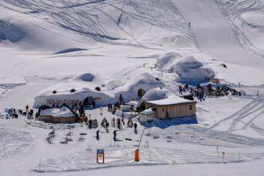 İsviçre Alpleri 'ndeki ikonik Matterhorn zirvesinin göz kamaştırıcı kış manzarası. Parlak mavi gökyüzü, dramatik karlı yamaçlar ve detaylı dağ dokuları seyahat ve doğa temaları için mükemmel görkemli bir dağ manzarası yaratır..