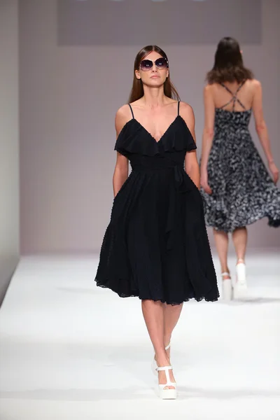 Desfile de moda de Esosa Primavera 2016 —  Fotos de Stock