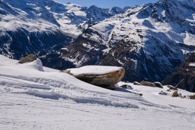 Karla kaplı dağ manzarası dramatik dağ zirveleri, kayalık yamaçlar ve el değmemiş kış arazisi. İsviçre Alplerinin güpegündüz manzarası.
