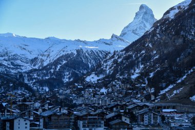 Zermatt köyünün karlı panoramik manzarası. İkonik Matterhorn İsviçre Alpleri 'nin kış manzarasından yükseliyor..