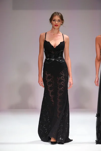 Desfile de moda de Crisbery Primavera 2016 —  Fotos de Stock