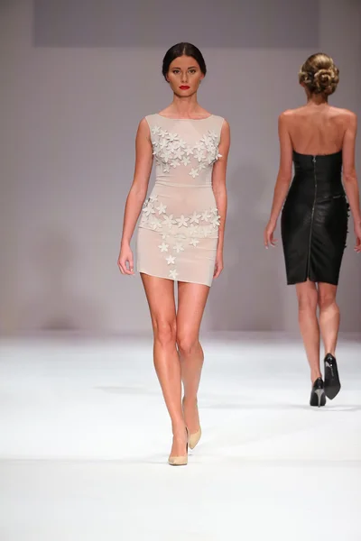 Desfile de moda de Crisbery Primavera 2016 —  Fotos de Stock