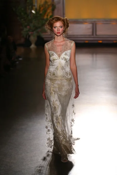 Claire Pettibone Bridal Fall Winter 2016 Presentation — ストック写真