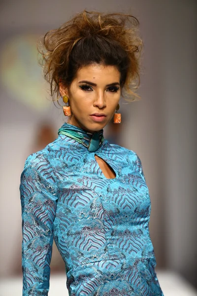 Malan Breton desfile de moda — Fotografia de Stock