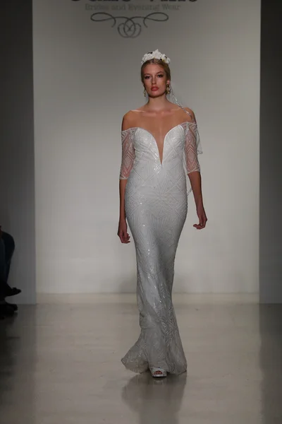 Julie Vino Bridal Fall Winter 2016 Presentation — Stockfoto