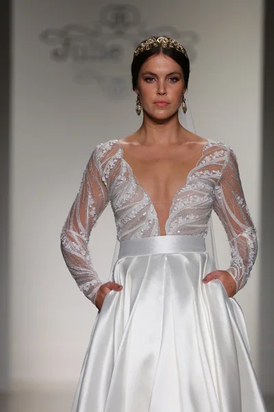 Julie Vino Bridal Fall Winter 2016 Presentation — ストック写真