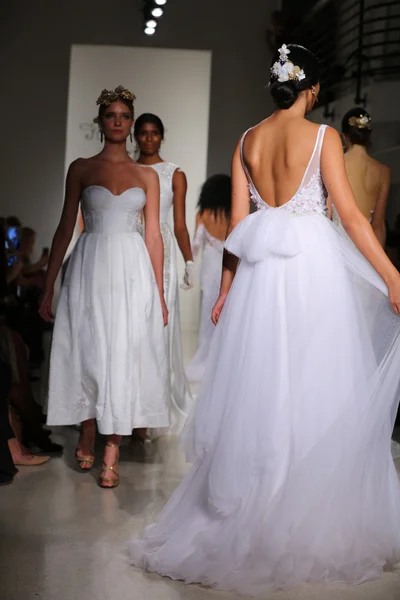 Julie Vino Bridal Fall Winter 2016 Presentation — Stock Photo, Image