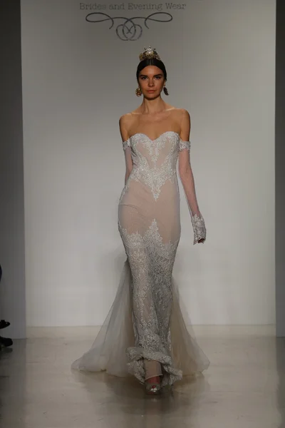 Julie Vino Bridal Fall Winter 2016 Presentation — 图库照片