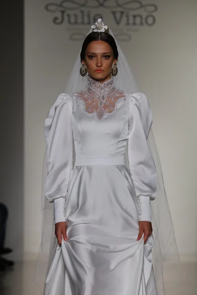 Julie Vino Bridal Fall Winter 2016 Presentation — Zdjęcie stockowe