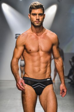 2(X)IST Men's Spring Summer 2016 Runway Show