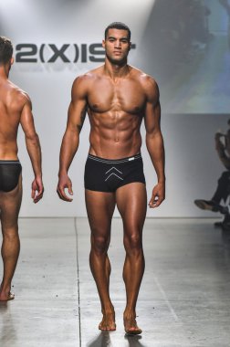 2(X)IST Men's Spring Summer 2016 Runway Show