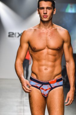 2(X)IST Men's Spring Summer 2016 Runway Show