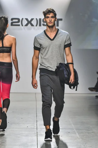 2 (X) IST Masculina Primavera Verão 2016 Runway Show — Fotografia de Stock