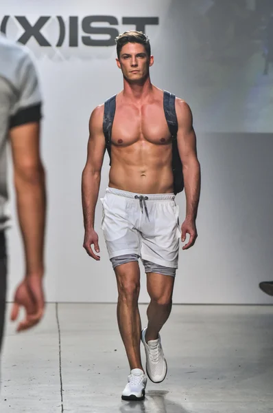 2 (X) IST Masculina Primavera Verão 2016 Runway Show — Fotografia de Stock