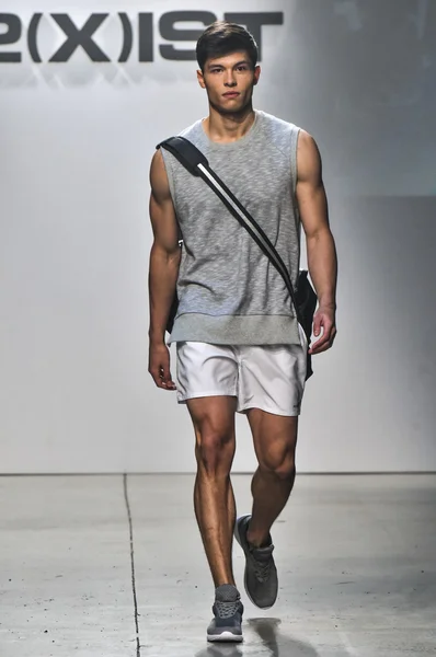 2 (X) IST Men 's Spring Summer 2016 Runway Show — стоковое фото