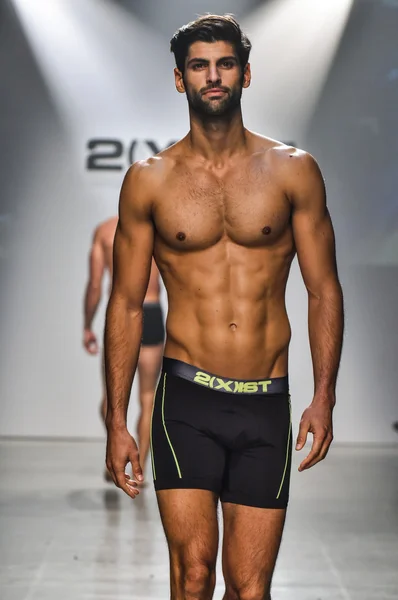 2 (X) IST Primavera Verano 2016 Pasarela de Hombre Show — Foto de Stock