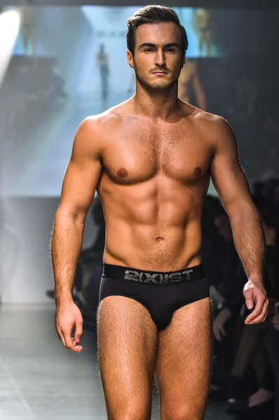 2 (X) IST Masculina Primavera Verão 2016 Runway Show — Fotografia de Stock