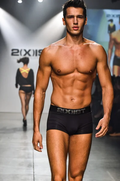 2 (X) IST Primavera Verano 2016 Pasarela de Hombre Show —  Fotos de Stock