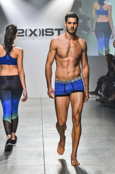 2 (X) IST Masculina Primavera Verão 2016 Runway Show — Fotografia de Stock