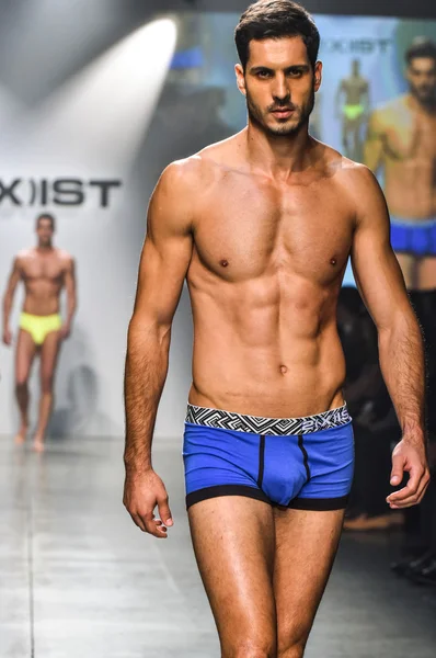 2 (X) IST Primavera Verano 2016 Pasarela de Hombre Show — Foto de Stock