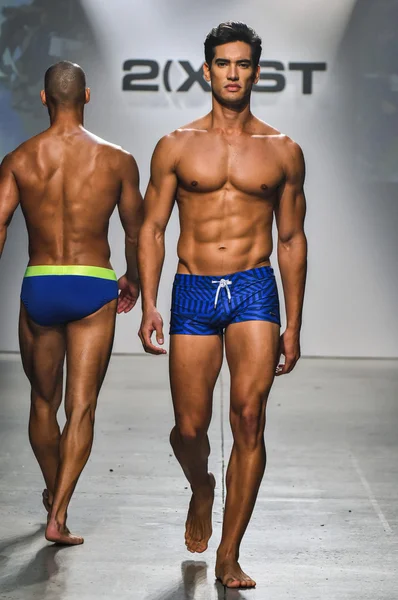 2 (X) IST Primavera Verano 2016 Pasarela de Hombre Show — Foto de Stock