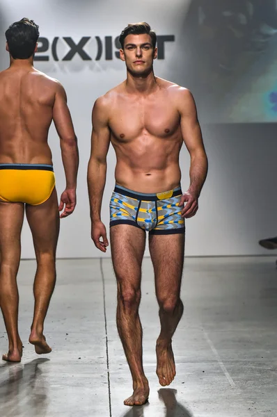 2 (X) IST Primavera Verano 2016 Pasarela de Hombre Show — Foto de Stock