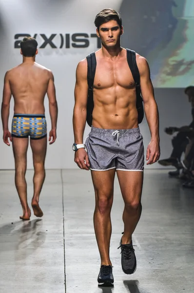 2 (X) IST Primavera Verano 2016 Pasarela de Hombre Show — Foto de Stock