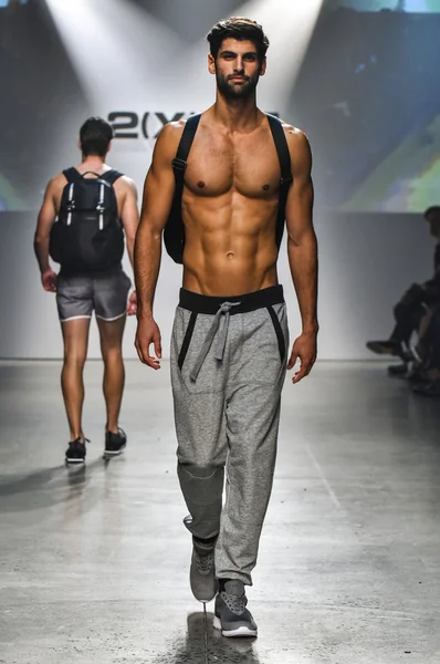 2 (X) IST Masculina Primavera Verão 2016 Runway Show — Fotografia de Stock