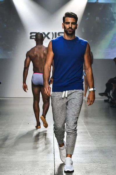 2 (X) IST Masculina Primavera Verão 2016 Runway Show — Fotografia de Stock