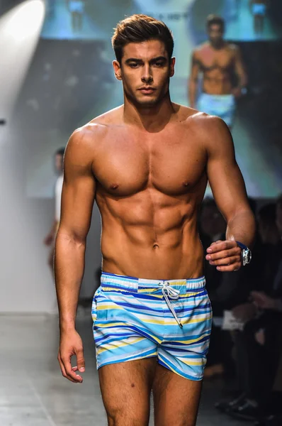 2 (X) IST Masculina Primavera Verão 2016 Runway Show — Fotografia de Stock