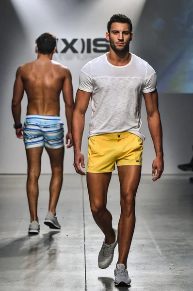 2 (X) IST Men 's Spring Summer 2016 Runway Show — стоковое фото