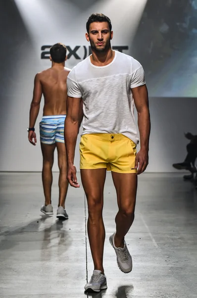 2 (X) IST Men 's Spring Summer 2016 Runway Show — стоковое фото