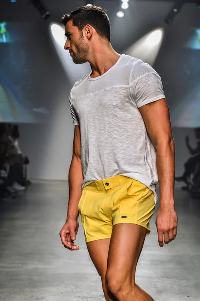 2 (X) IST Masculina Primavera Verão 2016 Runway Show — Fotografia de Stock