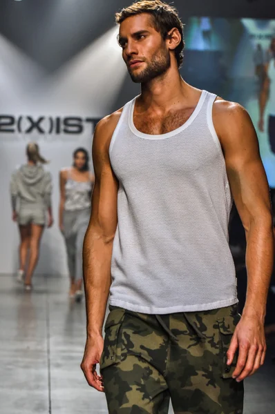 2 (X) IST Masculina Primavera Verão 2016 Runway Show — Fotografia de Stock