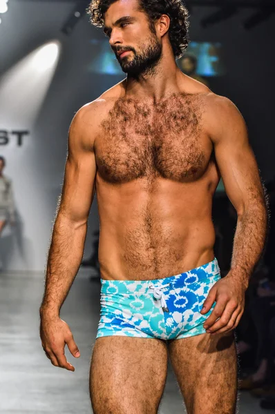 2(X)IST Men's Spring Summer 2016 Runway Show — Stockfoto