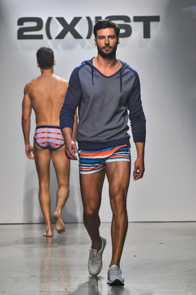 2 (X) IST Primavera Verano 2016 Pasarela de Hombre Show —  Fotos de Stock