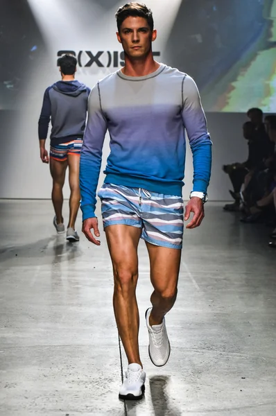 2 (X) IST Men 's Spring Summer 2016 Runway Show — стоковое фото