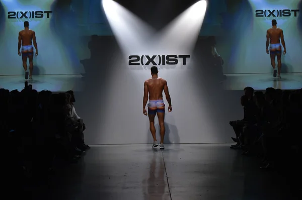 2 (X) IST Primavera Verano 2016 Pasarela de Hombre Show — Foto de Stock