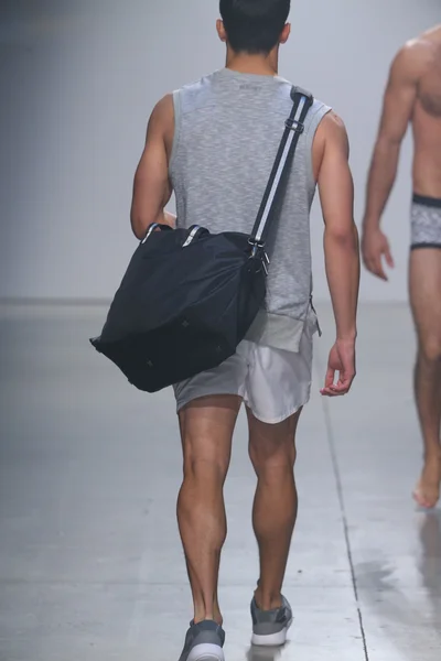 2 (X) IST Men 's Spring Summer 2016 Runway Show — стоковое фото