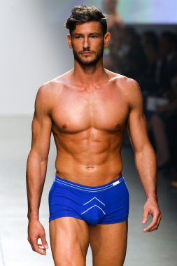 2(X)IST Men's Spring Summer 2016 Runway Show