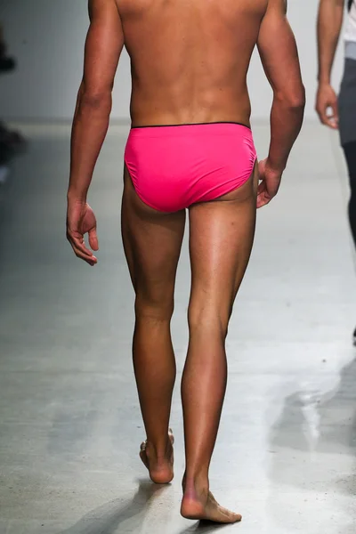 2 (X) IST Masculina Primavera Verão 2016 Runway Show — Fotografia de Stock