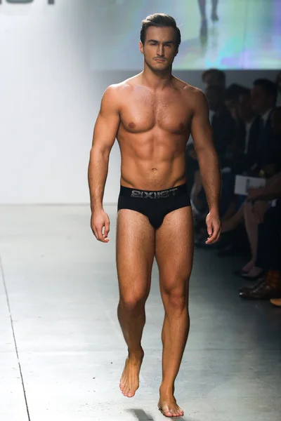 2 (X) IST Primavera Verano 2016 Pasarela de Hombre Show — Foto de Stock