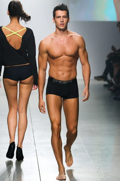 2 (X) IST Masculina Primavera Verão 2016 Runway Show — Fotografia de Stock