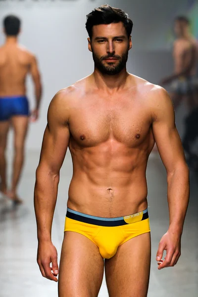 2 (X) IST Masculina Primavera Verão 2016 Runway Show — Fotografia de Stock