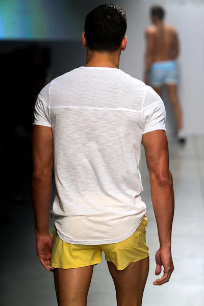 2 (X) IST Men 's Spring Summer 2016 Runway Show — стоковое фото